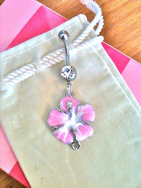 Beautiful hibiscus flower belly ring:) Belly Ring Y2k, Cute Belly Piercing Jewelry, Hibiscus Flower Belly Ring, Summer Belly Piercing, Hibiscus Belly Button Ring, Flower Belly Ring, Kawaii Belly Button Piercing, Pink Belly Ring, Belly Peircings Cute