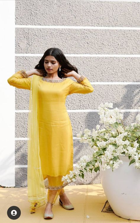 Yellow Kurti For Haldi Function, Yellow Suit Indian, Yellow Churidar, Haldi Dress Ideas, Yellow Dress Outfit, Yellow Kurti, Draping Styles, Haldi Dress, Saree Draping Styles