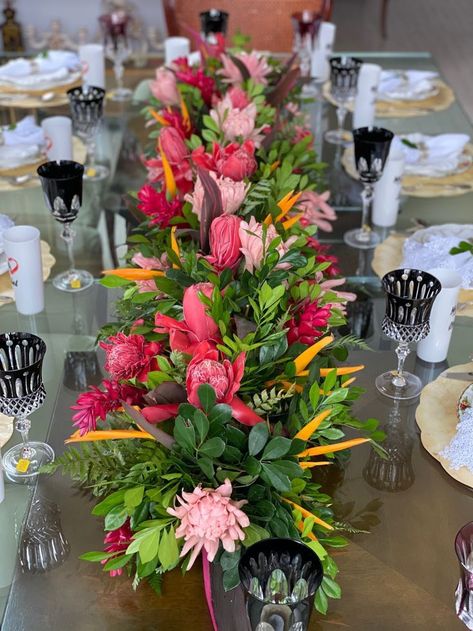 Hawaiian Flower Arrangements, Flowers Arrangements Ideas, Tropical Theme Party, Tropical Bouquet, Tropical Wedding Theme, Contemporary Flower Arrangements, Christmas Decorations Centerpiece, Tropical Floral Arrangements, Tropical Flower Arrangements