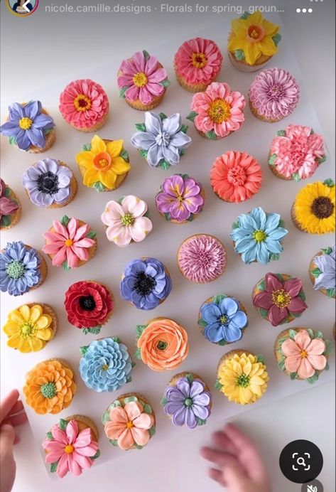 Colorful Wedding Cupcakes, Pressed Flower Cupcakes, Winter Flower Cupcakes, Wildflower Cupcakes, Cupcakes Flores, Creative Cupcakes, Flower Cupcakes, Buttercream Flowers, Flower Party