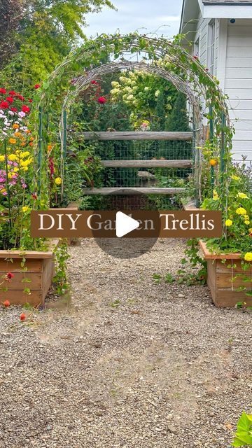 Cattle Wire Trellis, Cattle Panel Fence Diy Garden Trellis, Garden Arbour Ideas Diy, Raised Garden Beds With Trellis, Cattle Panel Fence, Cattle Panel Trellis, Panel Trellis, Weaving Instructions, Garden Hydrangea