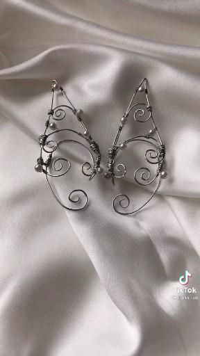 Elf Ears Aesthetic Fairy, Wire Fairy Ears Diy, How To Make Fairy Ears, Diy Wire Elf Ear Cuff, Fairycore Diy Crafts, Diy Fairy Accessories Costume, Fairycore Jewelry Diy, Wire Bead Animals, Wire Elf Ears Diy Tutorials