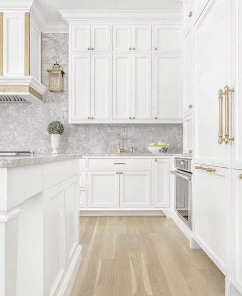 Luxury White Kitchen Design, Luxury White Kitchen, Model Dapur, Kabinet Dapur, Modern Kitchen Interiors, Classic Kitchen, White Kitchen Design, Marble Counter, Shaker Cabinets