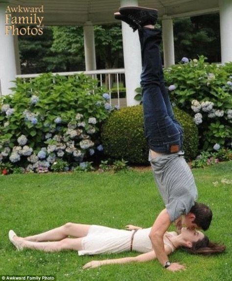 Why keep things simple? This fiancé decided to show off his skills by performing a handstand while kissing his new fiancée Akward Family Photos, Funny Couple Poses, Funny Engagement Photos, Funny Couple Pictures, Awkward Photos, Awkward Family Photos, Prom Poses, Romantic Kiss, Prom Photos