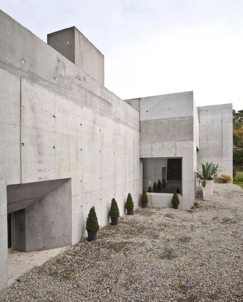 Grand Designs couple defend £450k home made entirely of concrete after presenter Kevin McCloud compares it to 'nuclear bunker' Bunker House Design, Nuclear Bunker Design, Concrete Homes Exterior, Bunker Architecture, Concrete Bunker, Grand Designs Uk, Fortress House, Bunker House, Underground Houses