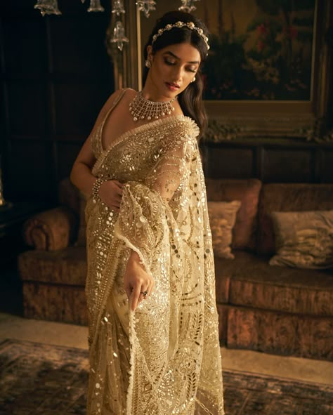 #SeemaGujral’s dazzling saree features intricate mirror embroidery in a stunning paisley pattern, available at #AashniOnline. Shop worldwide: 🌏aashniandco.com For any assistance or for booking an appointment please write to us on: 💌 customercare@aashniandco.com 📞 WhatsApp +91 83750 36648 #AashniAndCo Multi designer store, Bridal wear, Wedding wear, Occasion wear #BridalWear #DesignerBridalWear #designersaree Gold Net Saree, Bengali Clothes, Strappy Blouse, Seema Gujral, Mirror Work Saree, Indian Fits, Reception Outfit, Desi Fits, Desi Wear