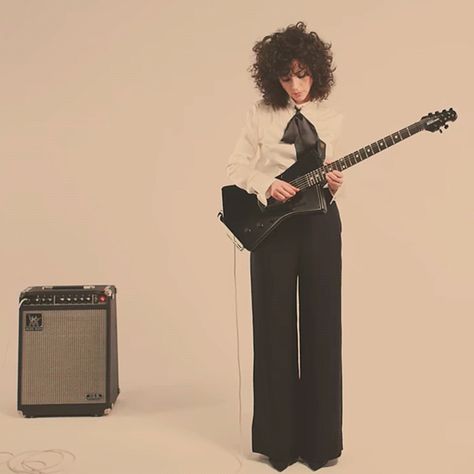 Women With Guitars, St Vincent Guitar, St Vincent Annie Clark, Bass Guitar Notes, Guitar Illustration, Annie Clark, Bass Guitar Lessons, Rock N Roll Style, Damon Albarn