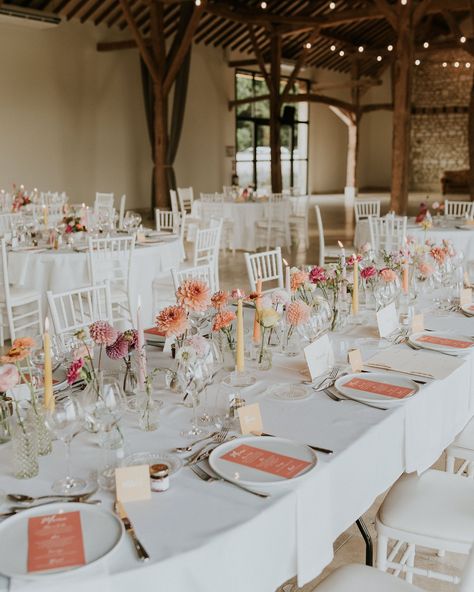 Ce matin j’avais envie de couleurs avec le mariage de Sophie et Alexandre! Choisir une palette de couleurs pour un mariage peut sembler intimidant, mais c'est une étape cruciale pour créer l'ambiance souhaitée. 🌈✨ Ici, les mariés ont opté pour des teintes vives, guidés par @unchouetteevent . Mon rôle est d'apporter mon expertise pour harmoniser ces choix avec les fleurs, assurant ainsi une cohérence visuelle et une atmosphère à votre image. Et pour les mariés qui préfèrent les couleurs p... Collage, Orange, Pins, Quick Saves