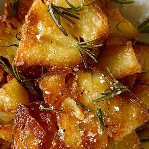 Conor Curran on Instagram: "🥔DUCK FAT POTATOES 🥔 Welcome to Day 3 of 20 Days of Christmas Recipes. Today I thought let’s get a little bougie and make some stupidly crispy and crunchy duck fat potatoes. The key is to have the duck fat all nice and hot when you add your squashed potatoes to get them scrimping up immediately. As always the recipe is below and if you like send it to your love ones as a hint of what you want to eat on Christmas Day. 400gm duck fat 1 tea sp bicarb soda 2 shallots (peeled and quartered) 9 washed small potatoes 2 large sprigs rosemary Pepper and sea salt Preheat oven to 205 degrees Celsius. Pour your duck fat into a baking paper lined tray and then place in oven to get nice and hot. Cut your potatoes in halves and then place in a pot of cold water with bicar Squashed Potatoes, Duck Fat Potatoes, Duck Fat Fries, Ripped Recipes, Small Potatoes, Duck Fat, Small Potato, Christmas Menu, Baking Paper