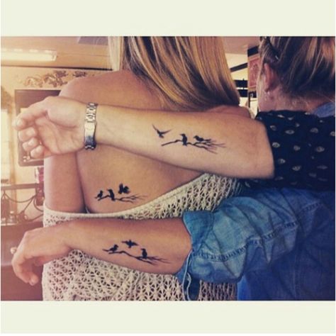 Tatto birds Sister Tattoos Birds, Generational Tattoos, 3 Siblings Tattoo, Triplet Tattoos, Mother And Daughter Tattoo, Sister Tattoo Designs, Mom Daughter Tattoos, Sisters Tattoo, Vogel Tattoo