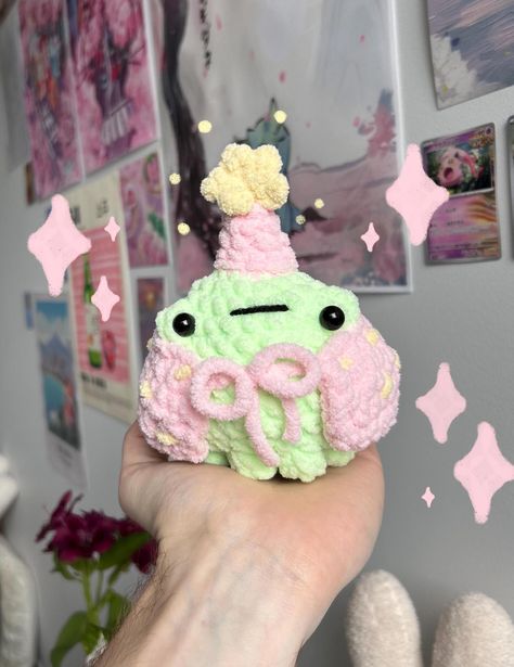 Free standard domestic shipping within Australia for orders $50 or more when u use promo code FREESHIP50 at checkout <33 introducing the enchanting Frog Wizard, a magical crochet plushie that's sure to cast a spell on your heart! this adorable, handmade frog mage features a charming wizard hat and cloak, making it the perfect gift for fantasy lovers, wizard fans, and anyone who adores cute and whimsical things. Each plushie is lovingly crafted from soft, high-quality yarn, making this cutie a gr Magical Crochet, Frog Wizard, Frog Plush, Yarn Making, Wizard Hat, Confection Au Crochet, Crochet Plushie, Easy Crochet Animals, Crochet Frog