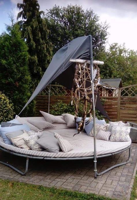 DIY: Parents are transforming old trampolines into super-cosy 'summer hideouts' | HerFamily.ie Recycled Trampoline, Trampoline Bed, Old Trampoline, Backyard Trampoline, Backyard Beach, Inground Pool, Diy Pool, Day Bed, Backyard Living