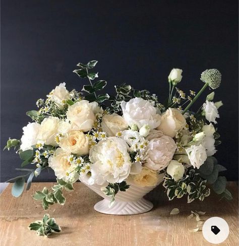 White And Cream Centerpieces, Cream And Green Floral Arrangements, White And Cream Flower Arrangements, Baroque Flower Arrangements, Green And Cream Wedding Flowers, Pale Yellow And White Wedding Flowers, White And Yellow Flowers Aesthetic, Pale Wedding Flowers, White And Pale Yellow Wedding