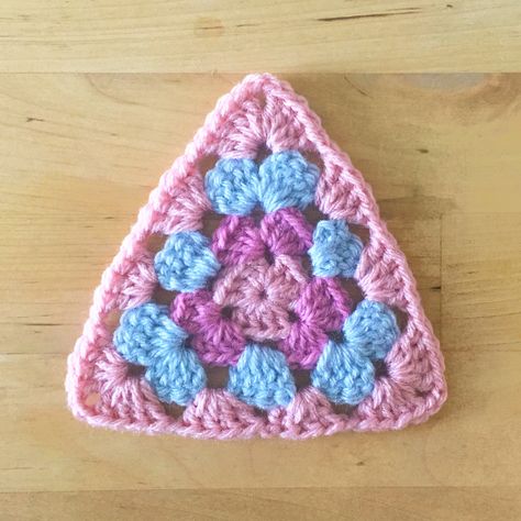 Ravelry: Granny Triangle Motif by Colour and Cotton Triangle Granny Square, Granny Square Triangle, Granny Triangle, Hantverk Diy, Crochet Bunting, شال كروشيه, Crochet Triangle, Crochet Blocks, Crochet Square Patterns