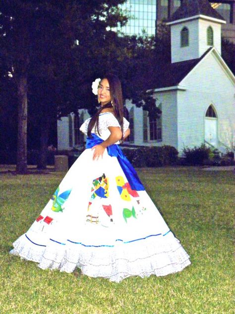 traje tipico de El Salvador Salvadoran Wedding, Salvadorean Culture, El Salvador Culture, Folkloric Dress, Carnaval Costume, Coloured People, Ethnic Dress, Quinceanera Dresses, Quince