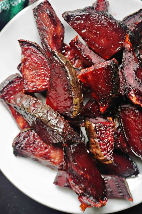 Roasted Beetroot, a simple and super easy side dish that is so delicious and packed with goodness. It has an amazingly vibrant colour that doesn't fade when the beets are roasted, and you only need salt and olive oil to bring the most out of this underrated veggie. Best Roasted Beets Recipe, Roasted Beetroot Recipes, Beet Dishes, Cheese Sauce For Cauliflower, Roast Beetroot, Roasted Beets Recipe, Roasted Beetroot, Roasted Rainbow Carrots, Crispy Roast Potatoes