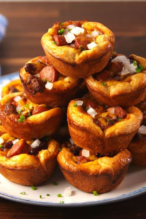 Chili Cheese Dog Cups Vertical Dog Meal Ideas, Chili Cups, Easy Super Bowl Recipes, Biscuit And Gravy Bake, Spiced Pretzels, Biscuit Dough Recipes, Muffin Tin Meals, Biscuit Cups, Easy Super Bowl