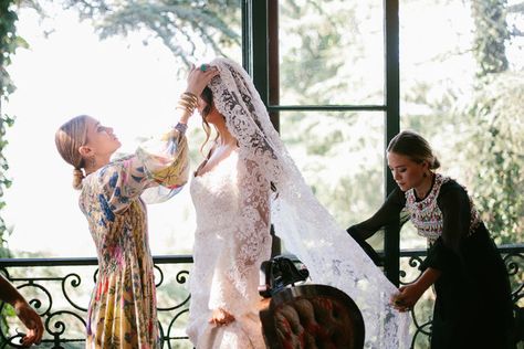 Mary-Kate and Ashley Olsen designed their first wedding dress — and it's featured in the August issue of Vogue . Olsen Wedding, Stars D'hollywood, Mary Kate Ashley, Bridal Outfit, Olsen Twins, Mary Kate Olsen, Ashley Olsen, Wedding Los Angeles, Mary Kate