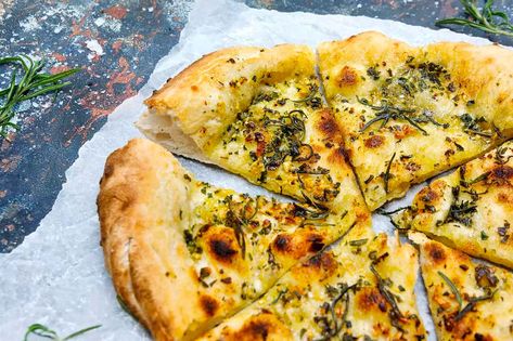 Pizza Hut Garlic Bread, Recipes Garlic Bread, Classic Pizza Dough Recipe, Outdoor Pizza Oven Recipes, Clay Pizza Oven, Bread Pizza Recipe, Pizza Bread Recipe, Pizza Oven Recipes, Garlic Bread Pizza