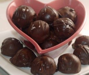 Sweets for my Sweetie. How to make chocolate truffles Easy Chocolate Truffles, Lindt Truffles, Chocolate Lindt, Xmas Goodies, Homemade Truffles, Truffle Recipes, Fudge Chocolate, Dark Chocolate Truffles, Lindt Chocolate