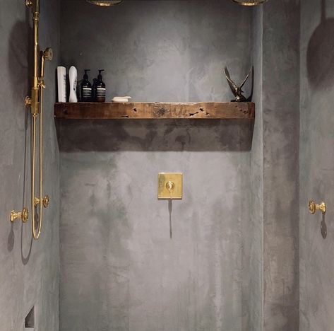 Venetian Plaster Accent Wall, Venetian Plaster Walls Bathroom, Venetian Plaster Bathroom, Powder Room Paint, Ensuite Room, Venetian Plaster Walls, Copper Bathtubs, Decorating 101, California Ranch