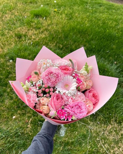 Swipe for more Mixed Blooms —> 💐🌸 PERFECT Mother’s Day Gift 🥰 Dm to place your Orders @lilyyscreations 🫶🏼 Mixed Flower Bouquet, Pretty Bouquets, Big Bouquet, Baby Bouquet, Pink Flower Bouquet, Birthday Flowers Bouquet, Mixed Flowers, Prettiest Bouquet, Diy Gift Card