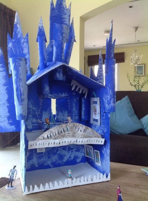 Frozen DIY castle Dollhouses Diy, Diy Castle, Barbie Castle, Frozen Diy, Frozen Bedroom, Adventure Crafts, Frozen Room, Frozen Castle, Frozen Themed Birthday Party