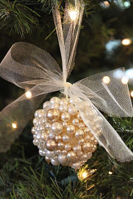 DIY pearl ornaments. It's never too early to start making Christmas decorations :) Pearl Ornaments, Pearls Diy, Noel Christmas, Holiday Diy, Christmas Deco, Xmas Crafts, Christmas Joy, Christmas Inspiration, Ornaments Diy