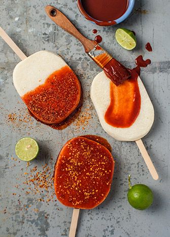 ¡Fáciles, económicas y deliciosas! Te decimos qué ingredientes necesitas además del miguelito y chamoy, y te enseñamos cómo hacer Jicaletas en esta receta. Easy Snacks Ideas, Mexican Treats, Mexican Birthday Parties, Mexican Snacks, Snacks Ideas, Mexican Candy, Mexican Dessert, Tasty Bites, Party Snacks