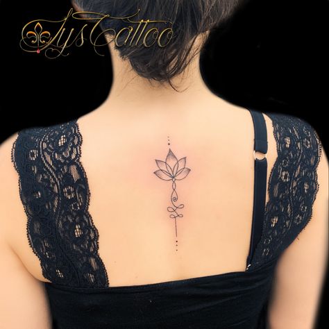 Tatouage petit lotus fin et minimaliste colonne vertébrale femme, petit unalome. Tatouage réalisé par Karine alias @lystattoo Simple Tattoo With Meaning, Bird Tattoos For Women, Rib Tattoos For Women, Unique Small Tattoo, Tiny Wrist Tattoos, Small Girly Tattoos, Lotus Tattoo Design, Funky Tattoos, Word Tattoo