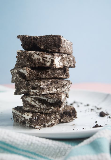 These oreo marshmallow bars are so easy to make when you're cravings something sweet. They are completely gluten and dairy free. They are also vegan. The perfect easy dessert. Oreo Marshmallow Bars, Oreo Marshmallow, Oreo Cookie Bar, Rice Crispy Bars, Marshmallow Desserts, Gluten Free Dairy Free Dessert, Marshmallow Bars, Gf Cookies, Vegan Marshmallows