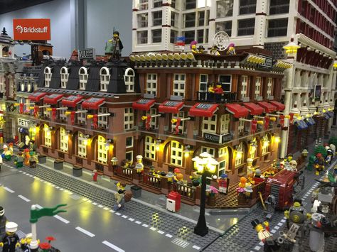 https://flic.kr/p/yKUpEF | World's Largest LEGO Lighting Display | Photos of a… Lego Cities, Lego Mansion, Lego Street, Ghostbusters Firehouse, Lego 5, Lego Factory, Lego Lighting, Lego Village, Lego Boxes