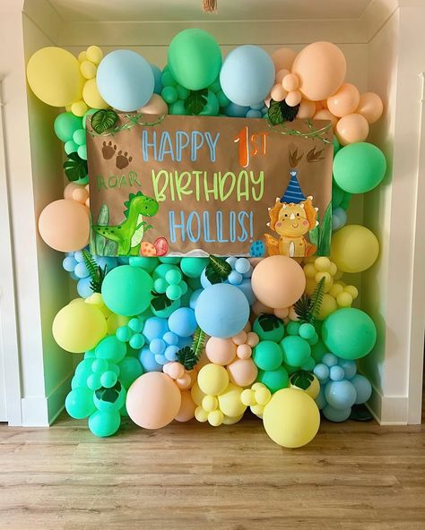 This little dino’s first birthday was all kinds of adorable! 🦕🦖 The sweetest balloon display by @balloonsbayou paired perfectly with our custom dinosaur banner. We’d love to create a special banner for your little one’s big day too! 🎂 #dinosaurbirthday #dinoparty #firstbirthday #1stbirthday Oneasaurus Birthday, Dinosaur Birthday Party Backdrop, Dinasour Birthday, Dinosaur Banner, Paper Dinosaur, Balloon Display, Paper Banners, Dino Party, Dinosaur Birthday Party