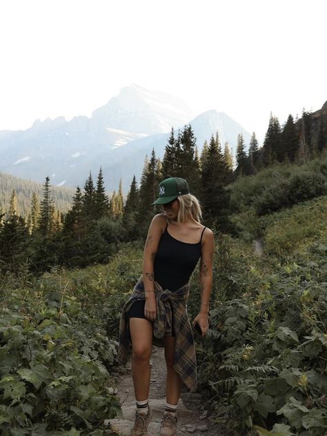 Colorado Outfit Summer, Spring Hiking Outfits, Hiking Outfit Ideas, Wander Outfit, Hiking Pics, Cute Hiking Outfit, Outdoorsy Style, Hiking Fits, Hiking Outfits