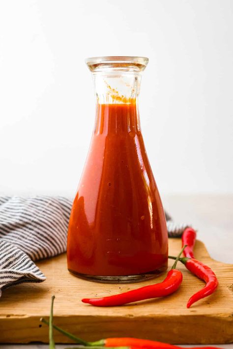 Sriracha sauce is a popular condiment that adds a burst of delicious spice to any dish. Try making it from scratch so it tastes just the way you like it! Homemade Sriracha Sauce Recipe, Healthy Ketchup Recipe, Catalina Dressing Recipes, Sriracha Sauce Recipe, Homemade Ketchup Recipes, Ketchup Recipe, The Recipe Critic, Recipe Critic, French Dressing