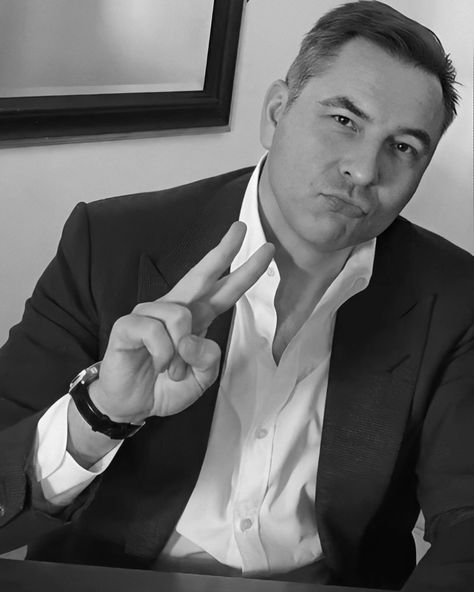 David Walliams, David Williams, Duck Face, Men's Wardrobe, Peace Sign, Celebrity Crush, Beautiful Pictures, Wardrobe, Celebrities