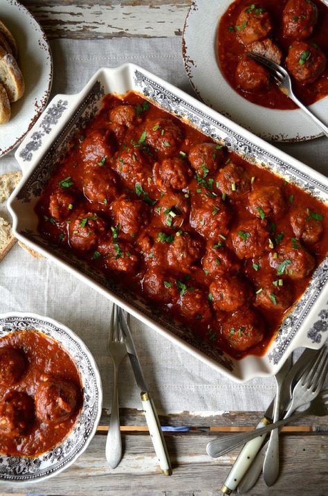 Meatballs in Wine Sauce, Albóndigas en Salsa, a Classic Albondigas Meatballs Recipe, Meatballs In Red Wine Sauce, Red Wine Meatballs, Meatballs In Red Sauce, Homes In Spain, Red Wine Gravy, Minced Beef Recipes, Meatball Sauce, Minced Beef