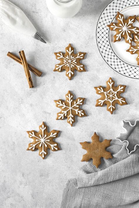 Gingerbread Icing, Christmas Pastries, Gingerbread Cookies Decorated, Cookies With Royal Icing, Ginger Bread Cookies Recipe, Snowflake Cookies, Royal Icing Recipe, Star Cookies, Xmas Cookies