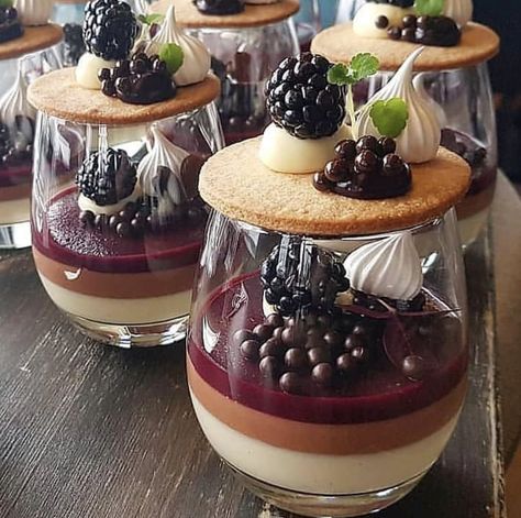 Fancy Desserter, Gastronomische Desserts, Baileys Cheesecake, Fest Mad, Delish Desserts, Chocolate Pastry, Amazing Desserts, Gourmet Desserts, Small Desserts