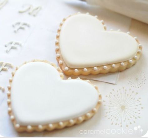 Heart Shaped Bridal Shower Cookies, White Bridal Shower Desserts, Easy Bridal Shower Desserts Simple, Bridal Shower Heart Cookies, Easy Wedding Cookies Royal Icing, Pearl Cookies Decorated, Pearl Sugar Cookies, Engagement Cookies Ideas Simple, Bridal Shower Cookies Decorated Simple