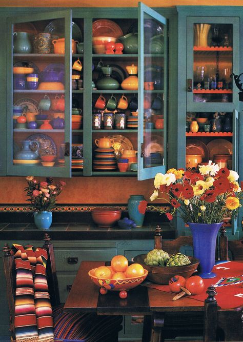 Dinnerware Display, Mexican Kitchen Style, Style Hacienda, Mexican Style Kitchens, Hacienda Kitchen, Mexican Interiors, Mexican Kitchen Decor, Spanish Decor, Mexican Kitchens