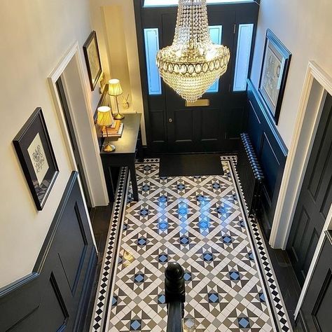 Victorian Terrace Hallway, London House Interior, Terraced House Interior, Modern Hallways, Hallway Panelling, Hallway Design Ideas, Hall Tiles, Entrance Hall Decor, Victorian House Interiors