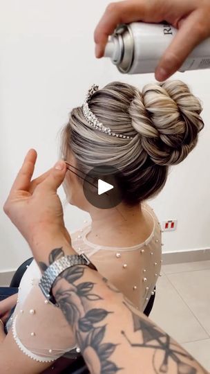 2.1M views · 48 reactions | A flawless bridal hairstyle in just a few steps 👰 | hairstyle | A flawless bridal hairstyle in just a few steps 👰 | By MetDaan Hairstyles | Facebook Textured Updo, Step By Step Hairstyles, A Ponytail, Bridal Hairstyle, Bridal Hairstyles, Bridal Headpiece, Bridal Look, Bridal Headpieces, Bridal Looks