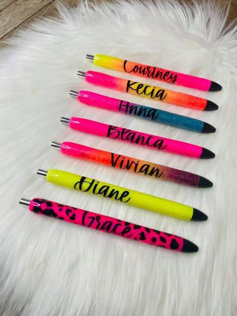 Custom Ink Pens, Epoxy Pens, Personalized Pens, Pen Diy, Pretty Pens, Beaded Pens, Glitter Tumbler Cups, Personalized Pencils, Pencil Design