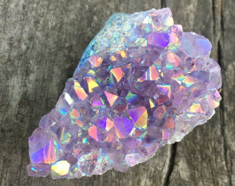 Amethyst Aura Quartz Rainbow Angel, Aura Amethyst, Aura Crystals, Angel Aura, Crystals In The Home, Amethyst Cluster, Minerals And Gemstones, Quartz Cluster, Aura Quartz