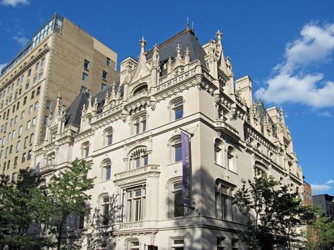 A view of the Felix Warburg Mansion, now the Jewish Museum of New York. Nyc Mansions, New York Mansion, Royal Park Hotel, American Mansions, New York Attractions, Big Building, Jewish Museum, Old Mansions, Family Hotel