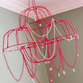 Hanging fruit basket chandelier... these baskets are at my local dollar tree right now :) Abat-jour Diy, Diy Girls Bedroom, Diy Lampe, Deco Luminaire, Diy Chandelier, Beaded Chandelier, Décor Diy, Wire Baskets, Dollar Store Crafts