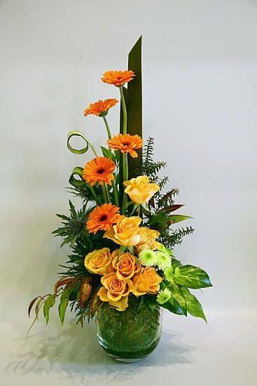 Contemporary Flower Arrangements, Arrangement Of Flowers, White Flower Arrangements, Altar Flowers, Tafel Decor, Corporate Flowers, Flower Arrangement Designs, Ikebana Flower Arrangement, Church Flower Arrangements