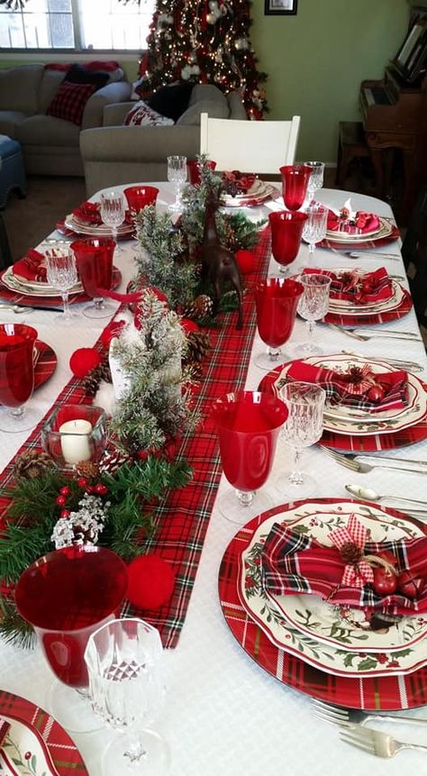 Tartan Napkins, Christmas Dinner Table Settings, Christmas Decorations Centerpiece, Christmas Candle Decorations, Christmas Dinner Table, Christmas Table Centerpieces, Christmas Kitchen Decor, Christmas Themes Decorations, Christmas Tablescapes