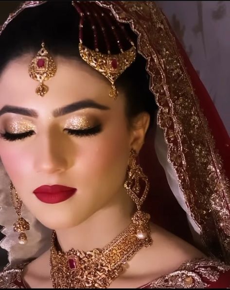 Gold Bridal Eye Makeup, Shaadi Makeup, Muslim Makeup, Bridal Makeup Red Lips, Indian Reception, Makeup Steps, Pakistani Bridal Makeup, Bridal Makeup Images, Latest Bridal Lehenga